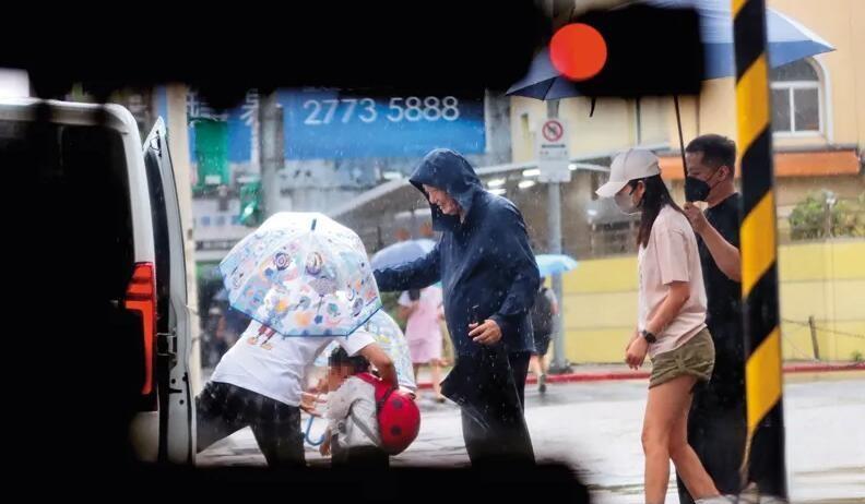 放学下雨怎么办__放学遇上大雨