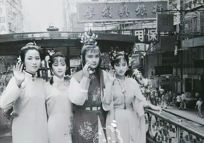 陈晓旭的颜值被严重低估了！1987年香港出街，一袭白衣，仙气飘飘__陈晓旭的颜值被严重低估了！1987年香港出街	，一袭白衣，仙气飘飘